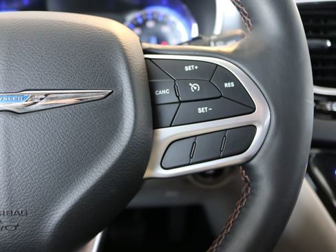 Used 2020 Chrysler Pacifica Touring-L image 36