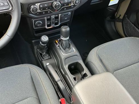 New 2025 Jeep Gladiator Sport image 15