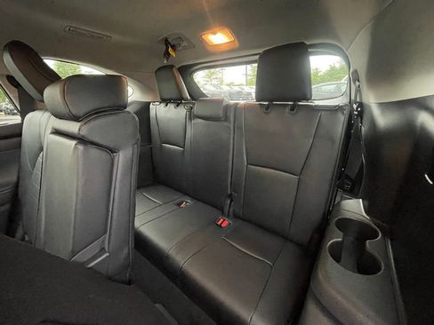 Used 2025 Toyota Highlander XLE AWD/4WD image 9