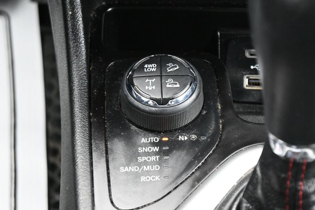 Used 2017 Jeep Cherokee Trailhawk AWD/4WD image 22