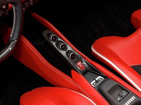 Used 2022 Ferrari F8 Tributo RWD image 31