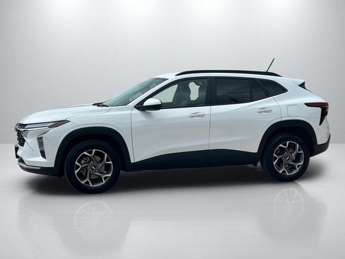 Used 2025 Chevrolet Trax LT FWD image 8
