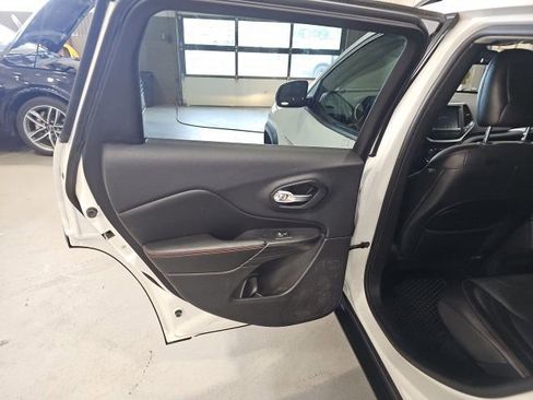 Used 2015 Jeep Cherokee Trailhawk w/ Leather Interior Group AWD/4WD image 19