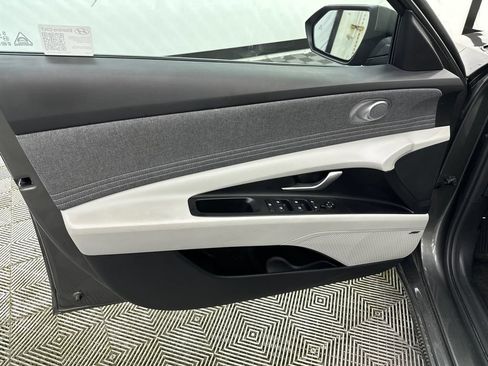 Used 2025 Hyundai Elantra Limited FWD image 11