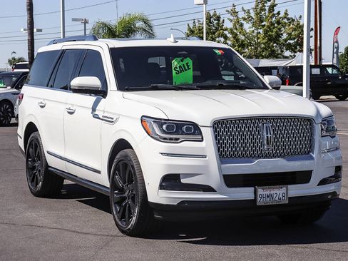 Used 2023 Lincoln Navigator Reserve AWD/4WD image 3