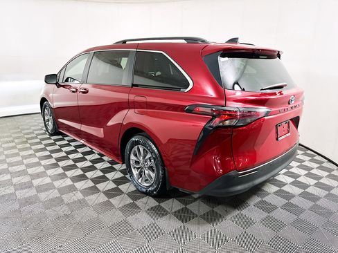 Used 2024 Toyota Sienna XLE FWD image 5