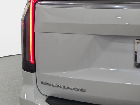 Used 2023 Cadillac Escalade Premium Luxury RWD image 31