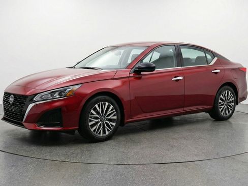 Used 2025 Nissan Altima 2.5 SV image 3