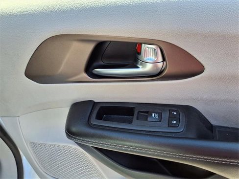 Used 2022 Chrysler Voyager LX image 23