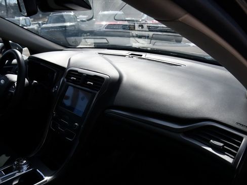 Used 2020 Ford Fusion SE image 15