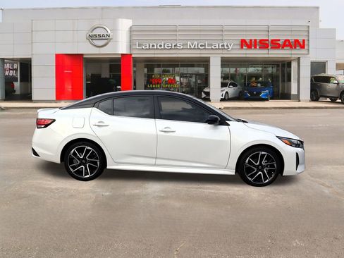 Used 2025 Nissan Sentra SR w/ Lighting Package image 2