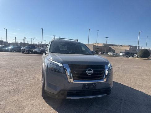 Certified 2025 Nissan Pathfinder Platinum image 3