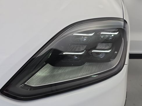 Used 2025 Porsche Cayenne AWD/4WD image 31
