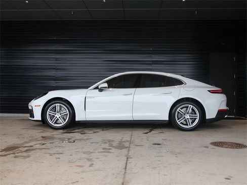 Certified 2025 Porsche Panamera 4 image 2