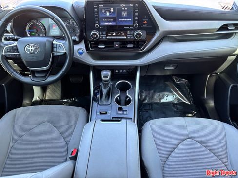 Used 2022 Toyota Highlander LE FWD image 16