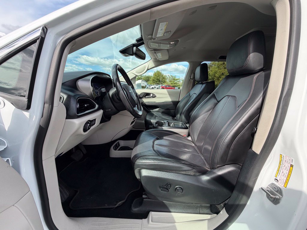 Used 2020 Chrysler Pacifica Touring-L w/ Advanced Safetytec Group FWD image 2