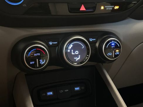 Used 2022 Hyundai Venue SEL FWD image 15