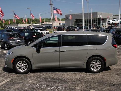 Used 2025 Chrysler Pacifica Select FWD image 2