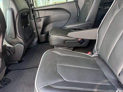 New 2027 Chrysler Pacifica Limited FWD image 19