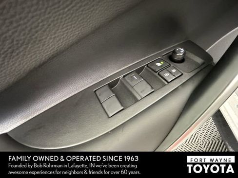 Used 2024 Toyota Corolla SE w/ Convenience Package image 5