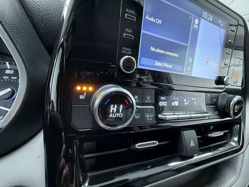 Used 2020 Toyota Highlander XLE image 14