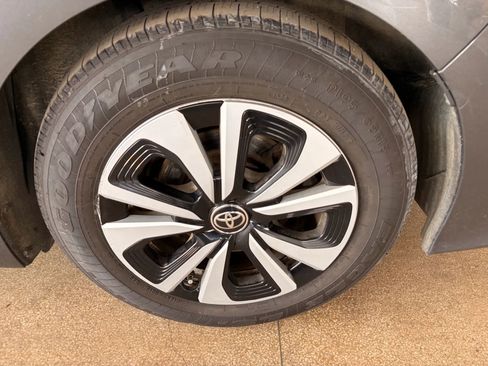 Used 2017 Toyota Prius Prime Premium image 44