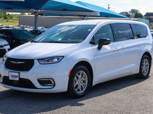 Used 2024 Chrysler Pacifica Touring-L FWD image 29