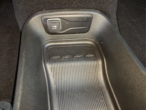 Used 2025 Chrysler Pacifica Select FWD image 12