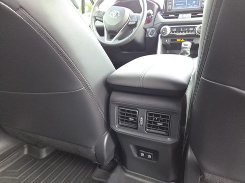 Used 2019 Toyota RAV4 XLE Premium FWD image 21