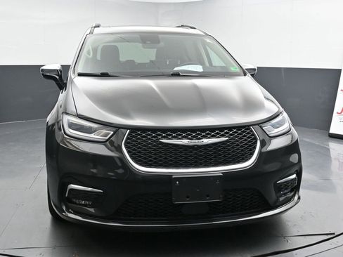 Used 2023 Chrysler Pacifica Limited image 3