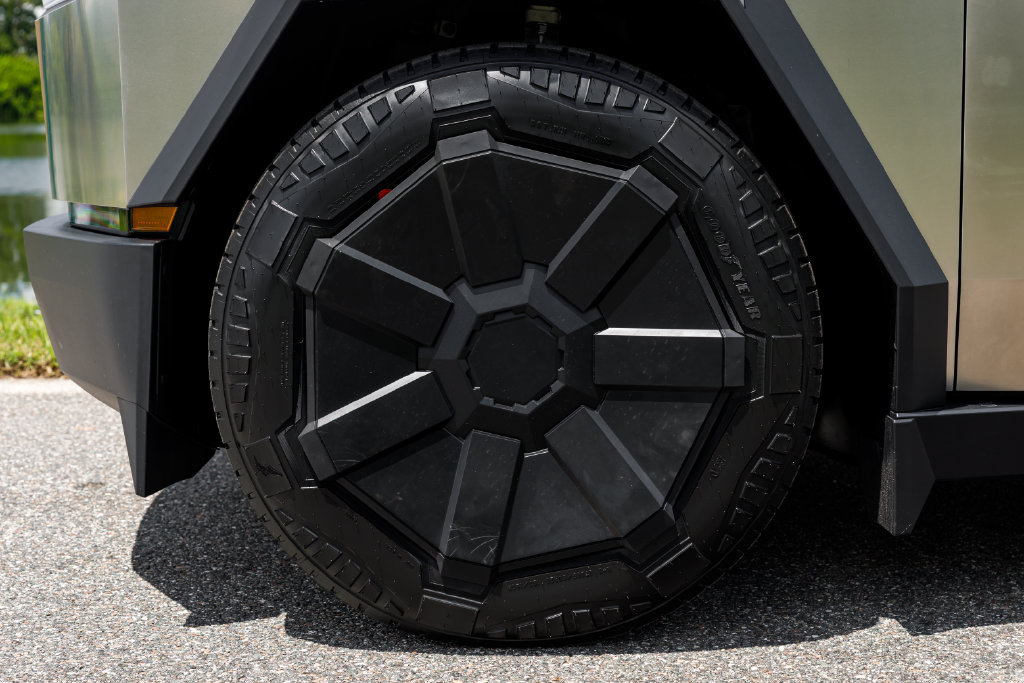 Used 2024 Tesla Cybertruck AWD Crew Cab image 34
