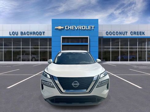 Used 2023 Nissan Rogue SV image 3