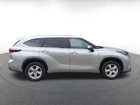 Used 2025 Toyota Highlander LE FWD image 16