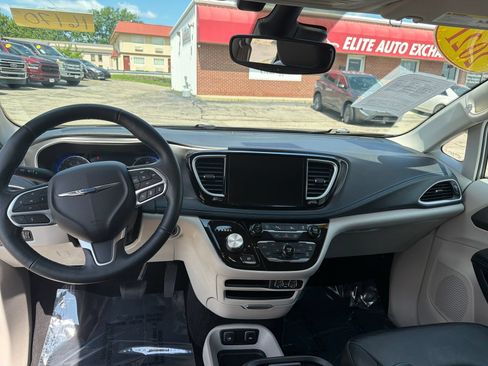 Used 2021 Chrysler Pacifica Touring-L FWD image 15