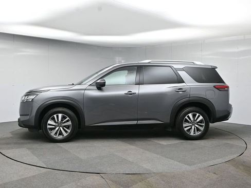 Used 2022 Nissan Pathfinder SL image 2