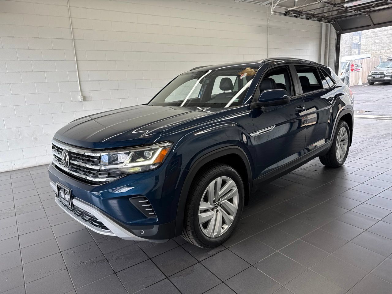 Used 2021 Volkswagen Atlas Cross Sport SE w/ Panoramic Sunroof Package AWD/4WD image 4