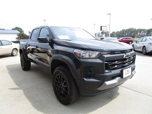 Used 2024 Chevrolet Colorado Trail Boss w/ Technology Package AWD/4WD image 9