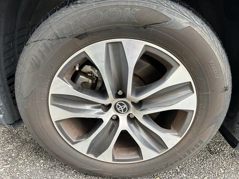 Used 2022 Toyota Highlander XLE AWD/4WD image 9