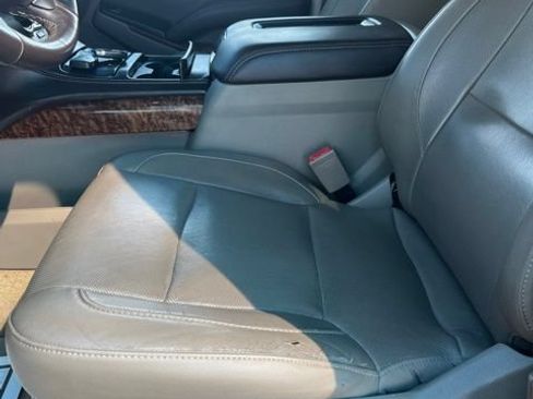 Used 2018 Chevrolet Tahoe Premier RWD image 16