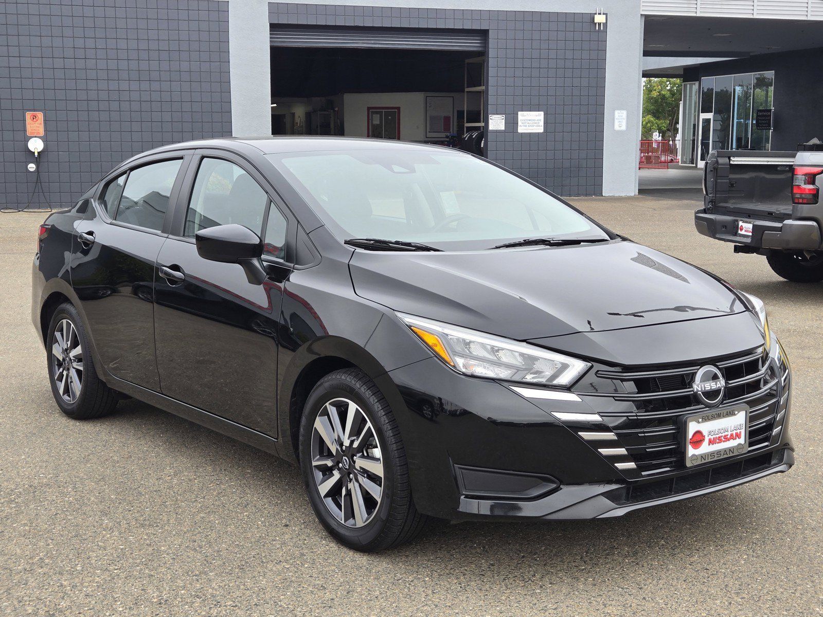 Used 2025 Nissan Versa SV FWD image 1
