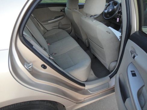 Used 2013 Toyota Corolla LE image 19