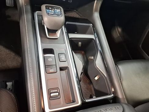 Used 2024 Nissan Pathfinder SL FWD image 14