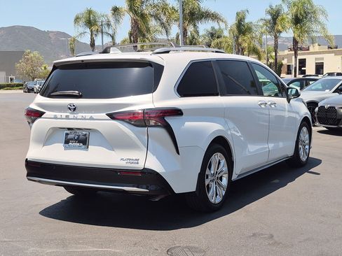 Used 2024 Toyota Sienna Platinum FWD image 10