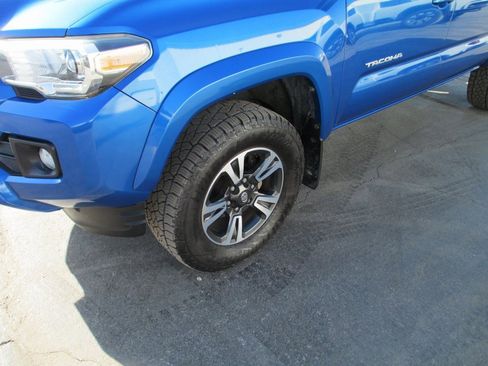 Used 2017 Toyota Tacoma TRD Sport image 11