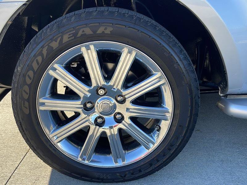 Used 2008 Chrysler Aspen Limited AWD/4WD image 17