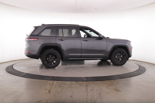 Used 2025 Jeep Grand Cherokee Altitude AWD/4WD image 6
