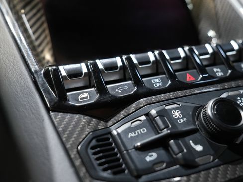 Used 2018 Lamborghini Aventador S image 45