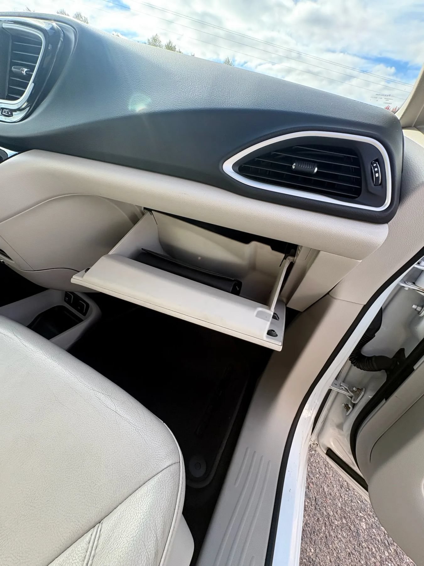 Used 2018 Chrysler Pacifica Touring-L FWD image 33