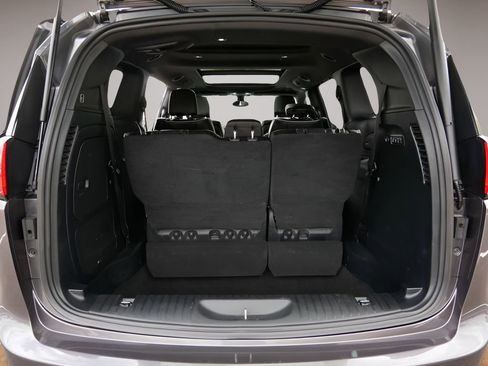 Used 2020 Chrysler Pacifica Limited w/ S Appearance Package FWD image 12