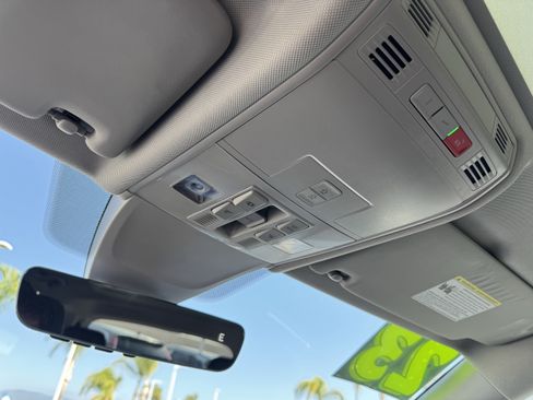 Used 2023 Volkswagen Tiguan SE w/ Panoramic Sunroof Package FWD image 29